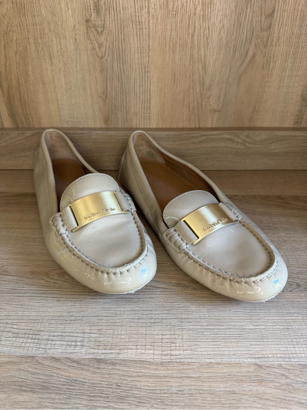 Womens Calvin Klein Lisette Shiny Beige Slip On Loafer Size 8.5 Gold Bar Accents